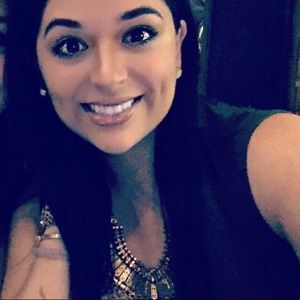 Meet your Posher, Tiita FOLLOW me on IG: @mmmtitaa